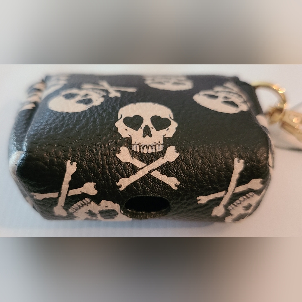 BETSEY JOHNSON SKULLS BONES AIRPOD CASE MINI POUCH COIN BAG CHARM CLIP - Picture 5 of 12